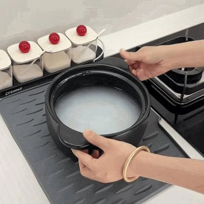 No-Spill Silicone Worktop Saver – Heat-Resistant & Non-Slip Mat for Drip-Free Drying